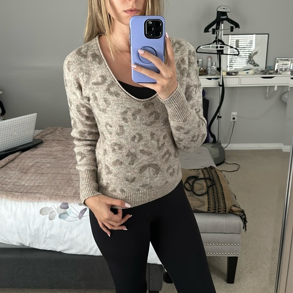 ABERCROMBIE & FITCH LEOPARD PRINT SWEATER - Picture 1 of 4